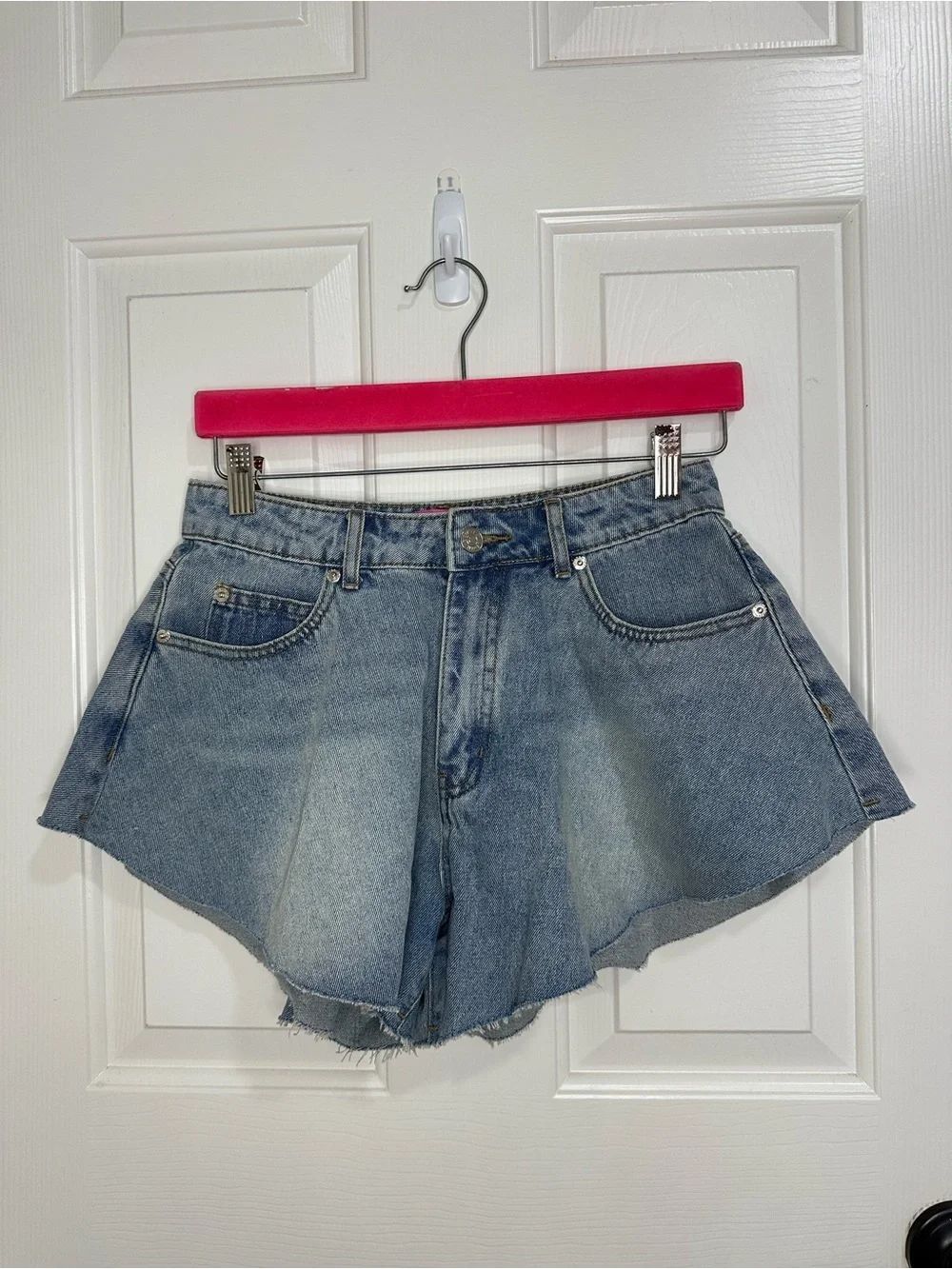 Edikted Koi Flared Cotton Lightwash Denim Shorts Sz S Glam Chic Going Out Summer - Picture 2 of 8